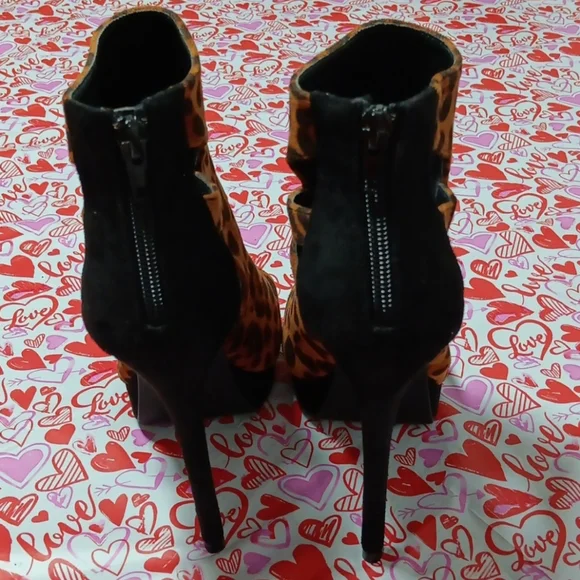Sexy Leopard Heels - Picture 3 of 4